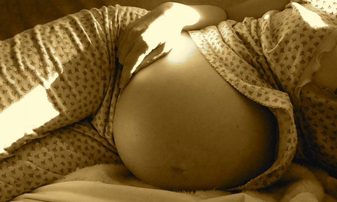 10002-belly-of-a-pregnant-woman-688po